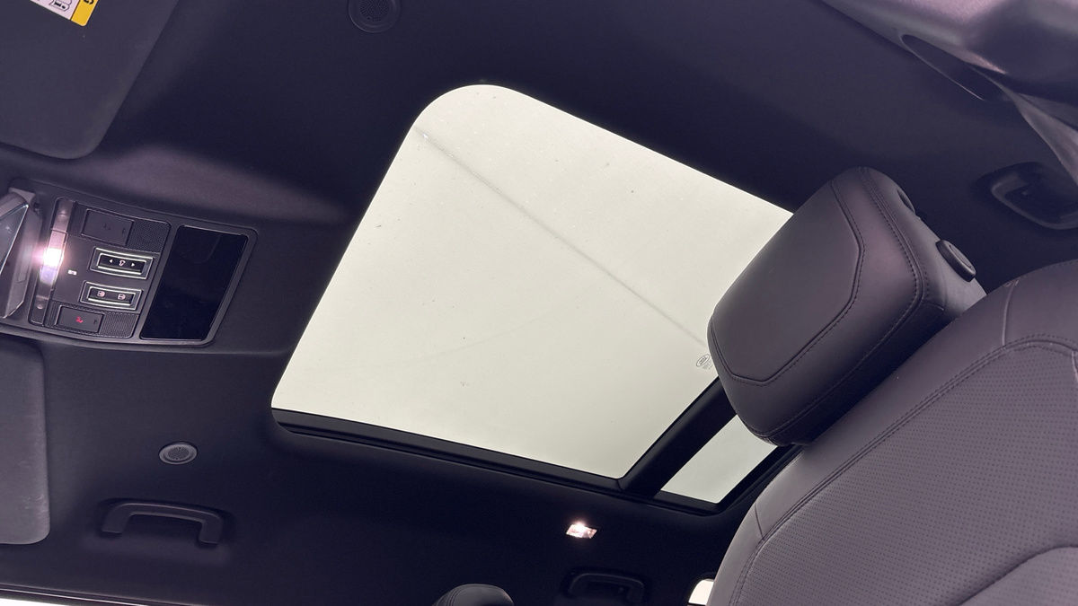 Land Rover Defender 110 Image 6