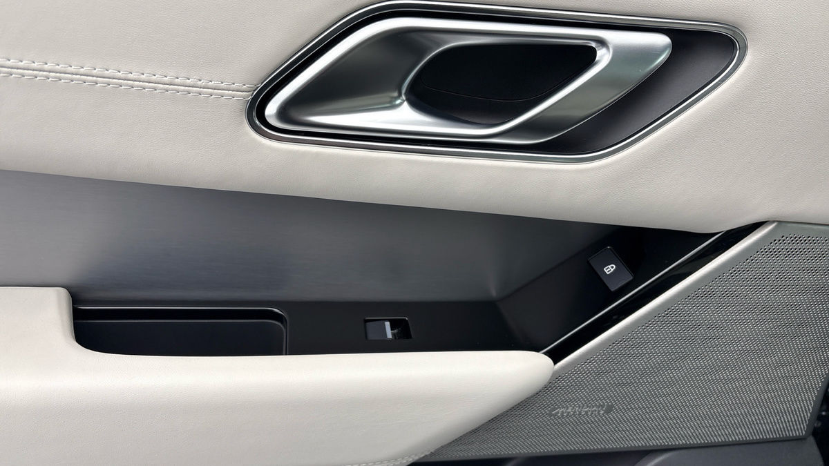 Land Rover Range Rover Velar Image 19