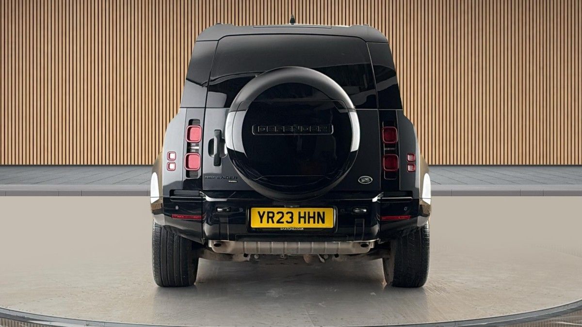 Land Rover Defender 110 Image 4