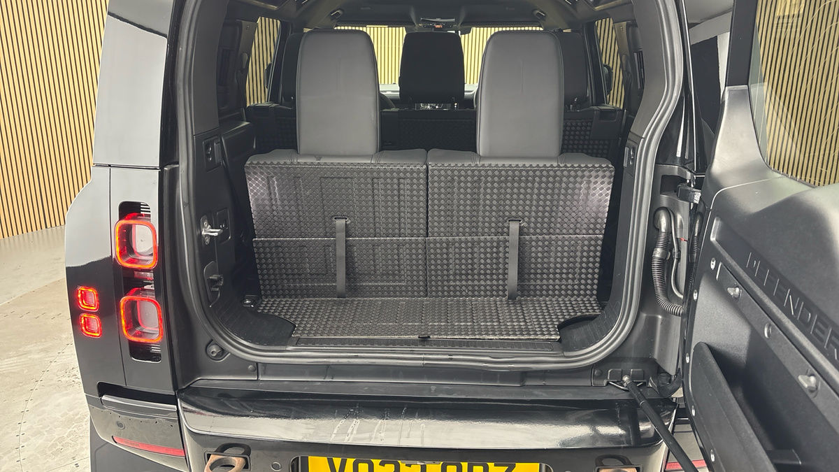 Land Rover Defender 110 Image 11