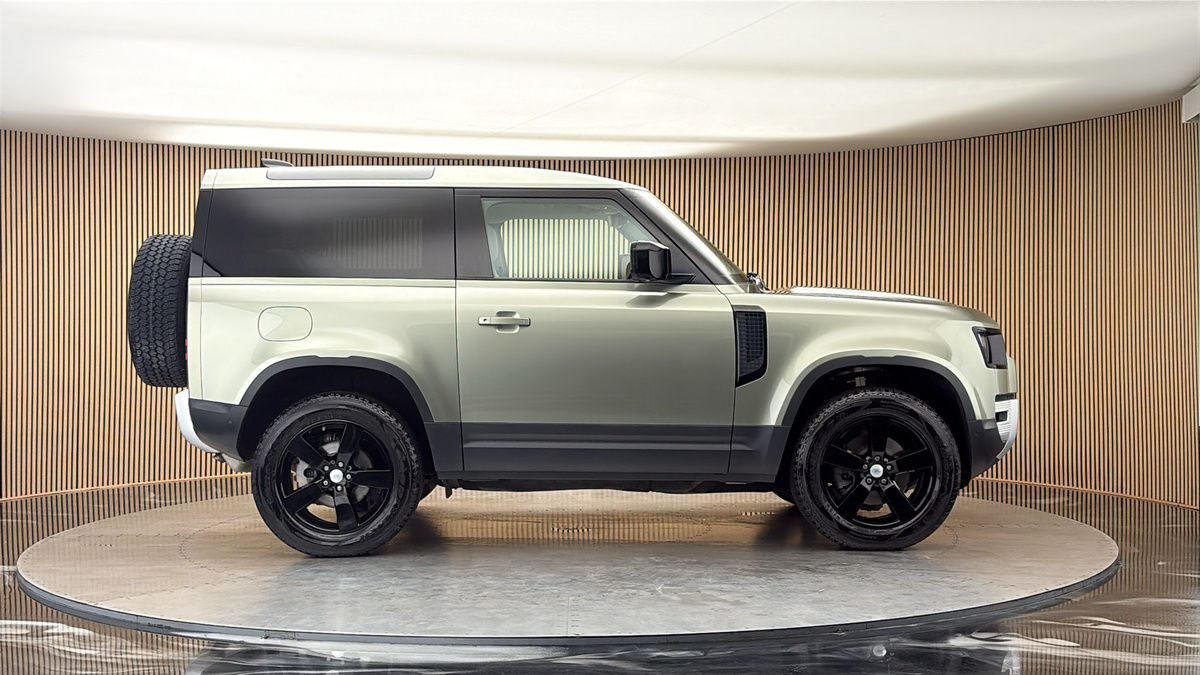 Land Rover Defender 90 Image 16