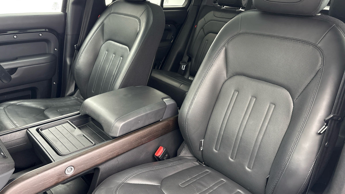 Land Rover Defender 110 Image 7