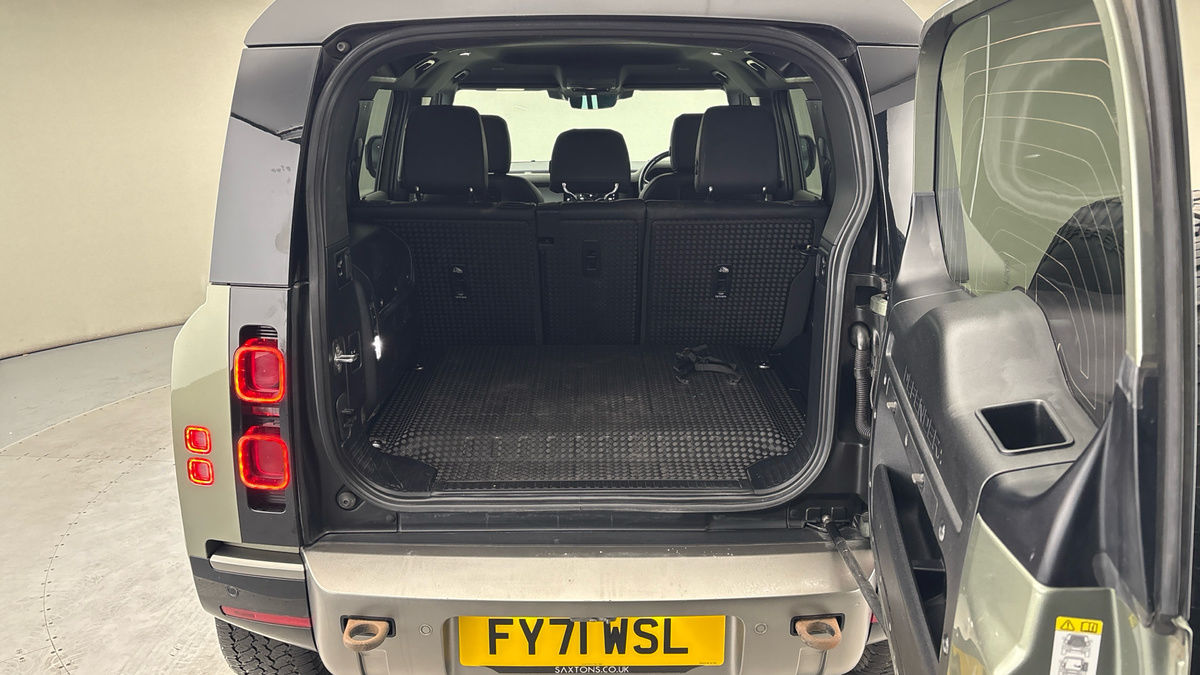 Land Rover Defender 110 Image 11