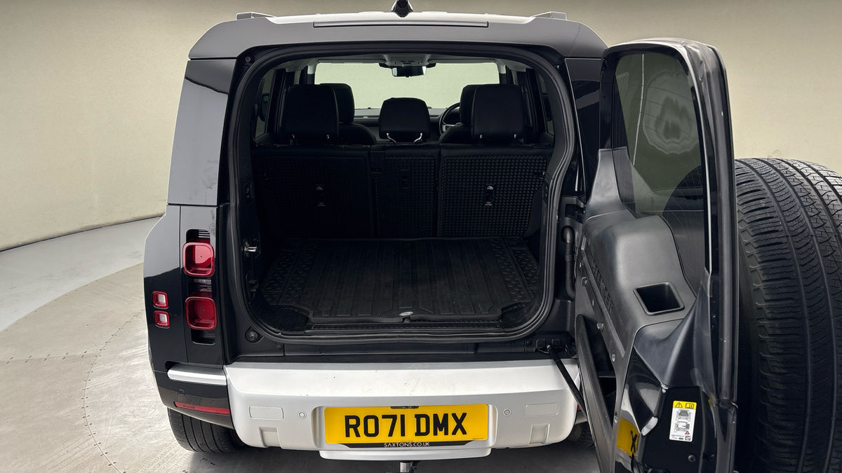 Land Rover Defender 110 Image 11