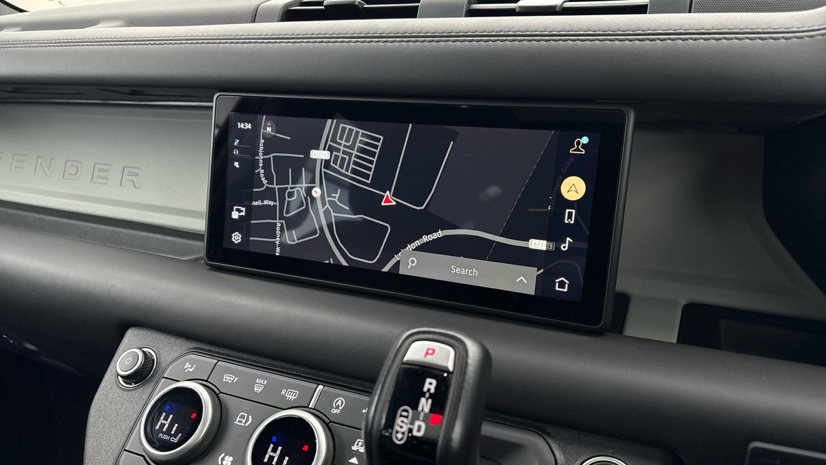 Land Rover Defender 110 Image 17