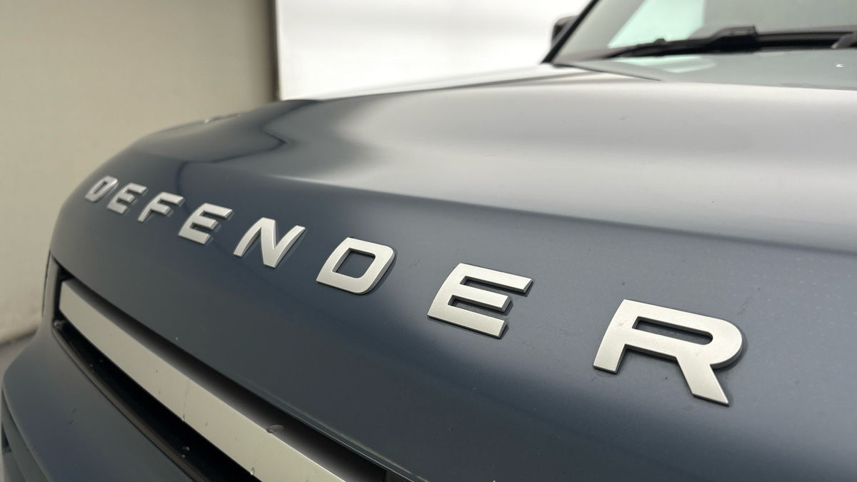 Land Rover Defender 110 Image 24