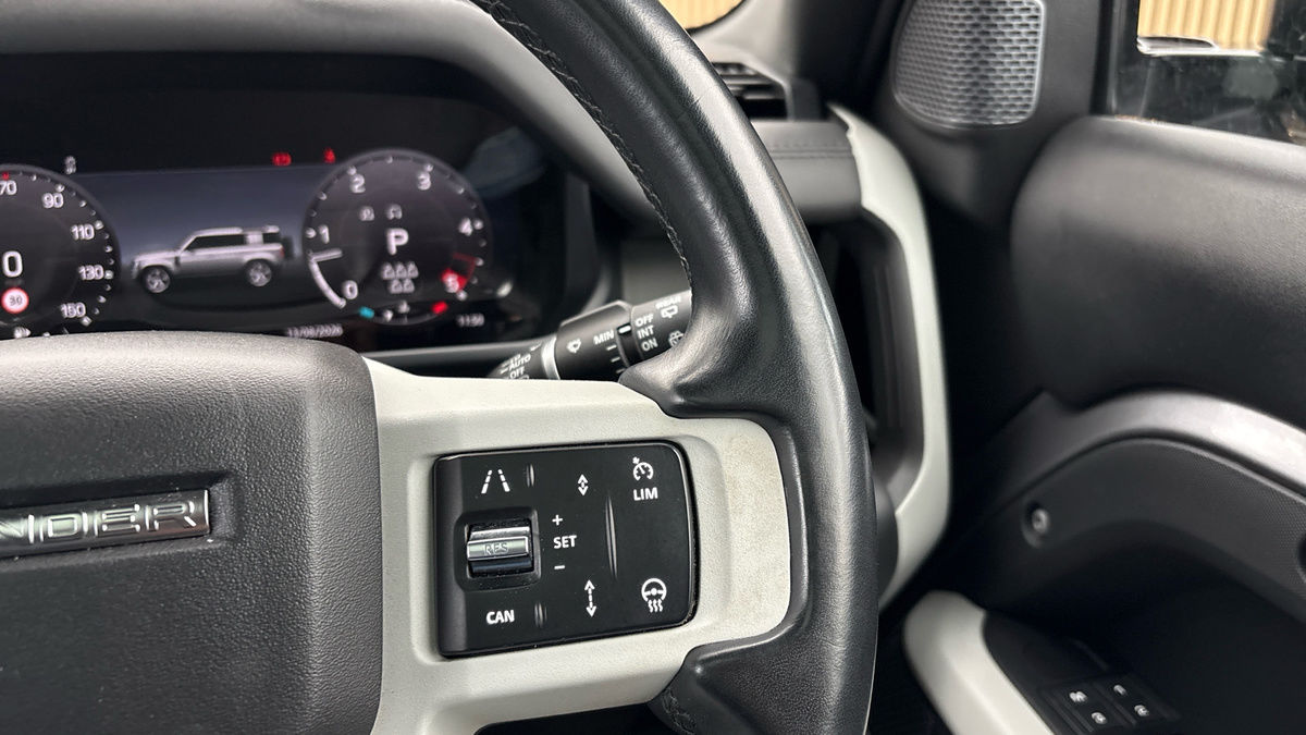Land Rover Defender 110 Image 14