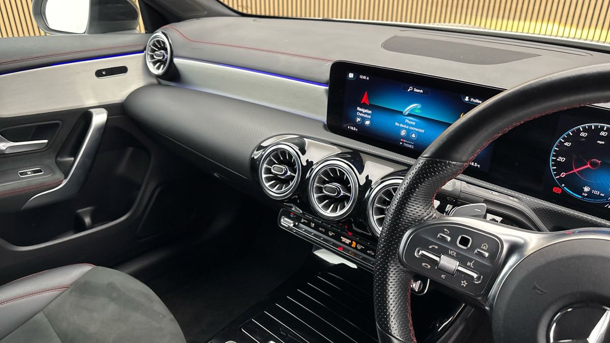 Mercedes-Benz CLA Image 18