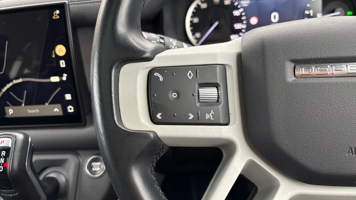 Land Rover Defender 110 Image 13