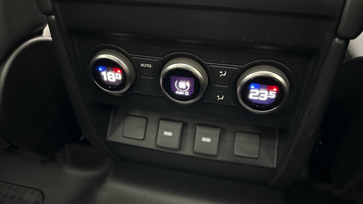 Land Rover Defender 130 Image 28