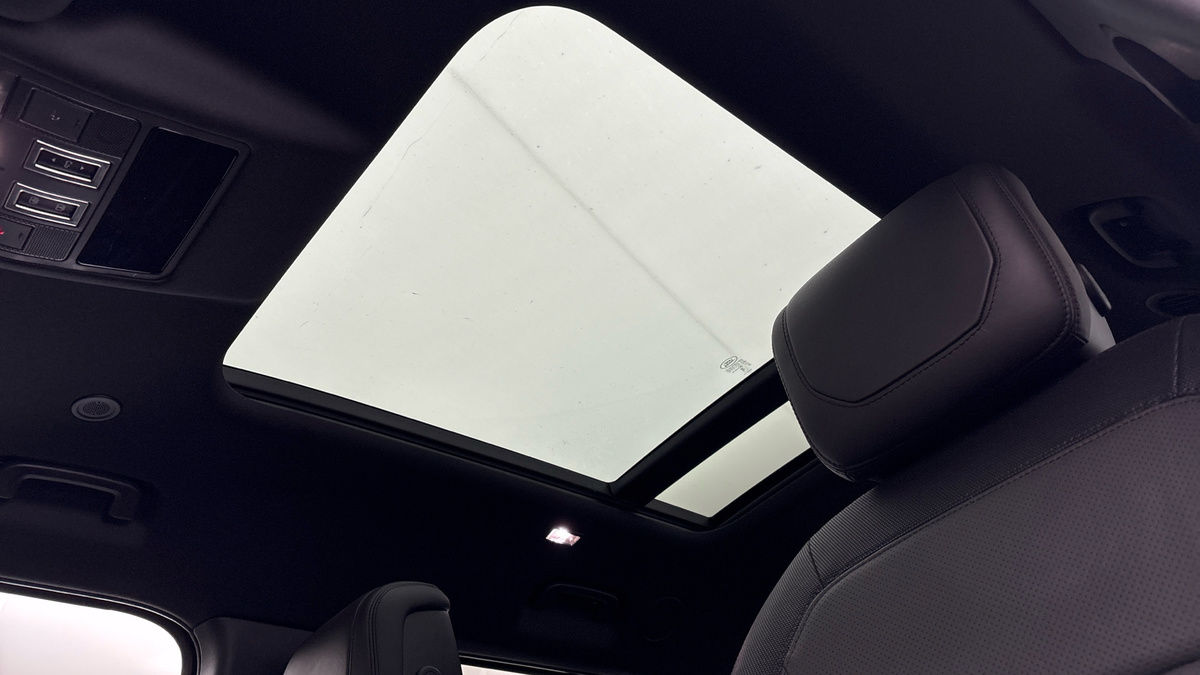 Land Rover Defender 130 Image 6