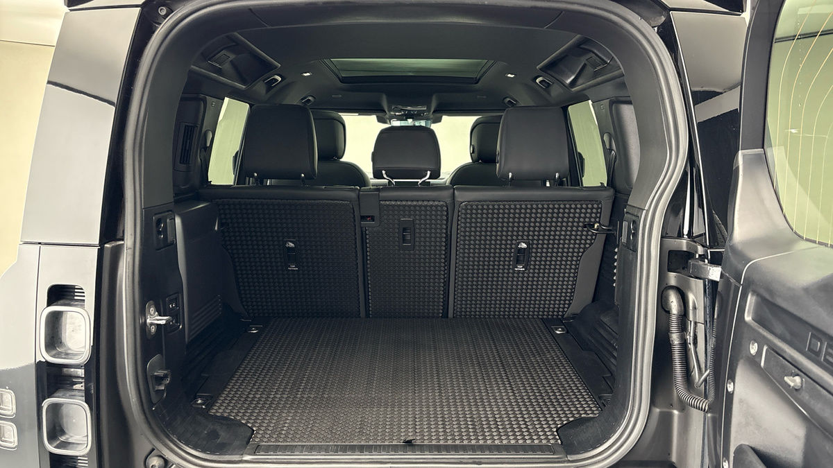 Land Rover Defender 110 Image 21