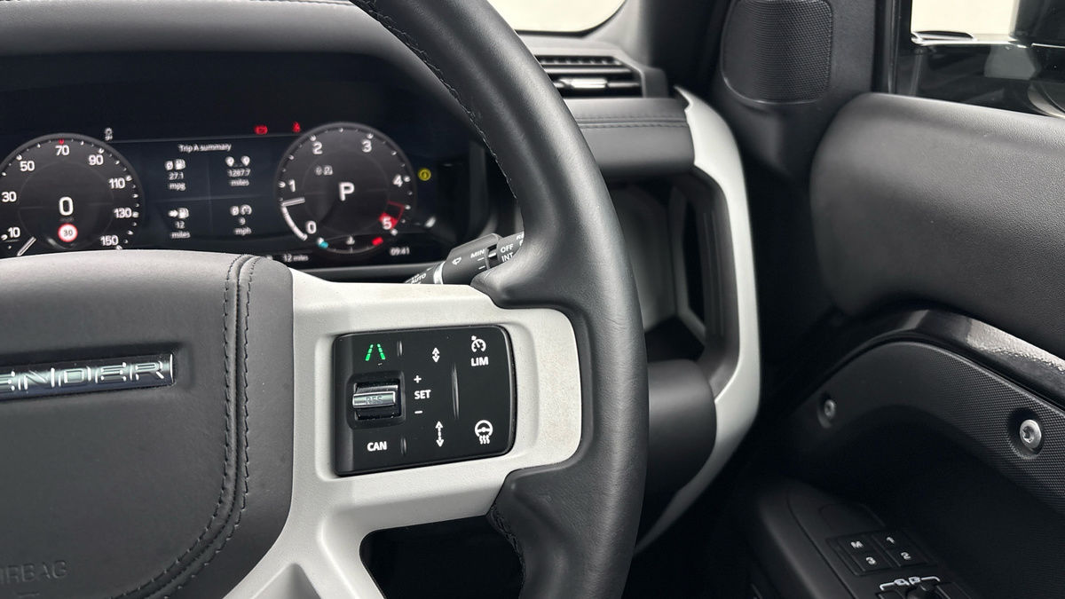 Land Rover Defender 130 Urban Image 14