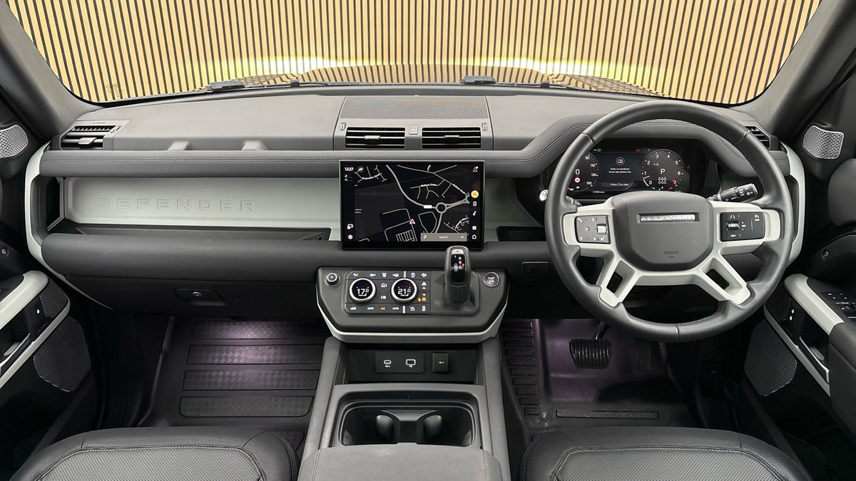 Land Rover Defender 130 Image 12