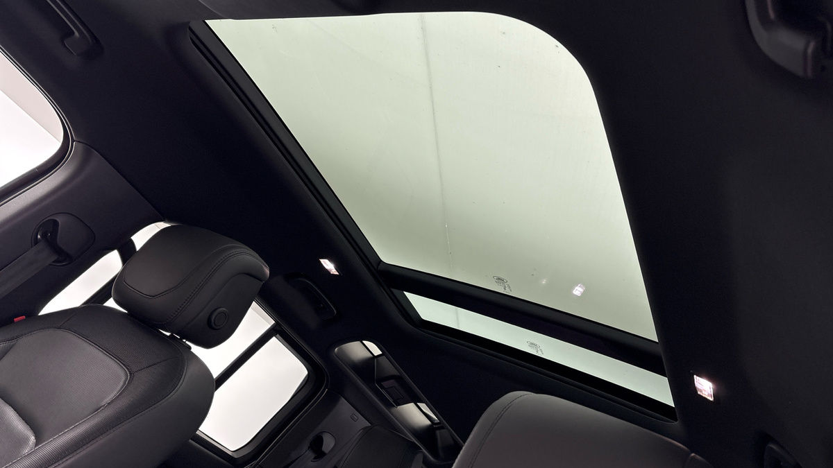 Land Rover Defender 110 Image 6