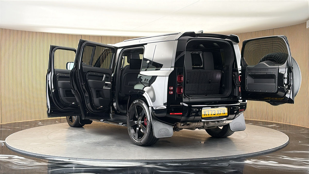 Land Rover Defender 110 Image 23