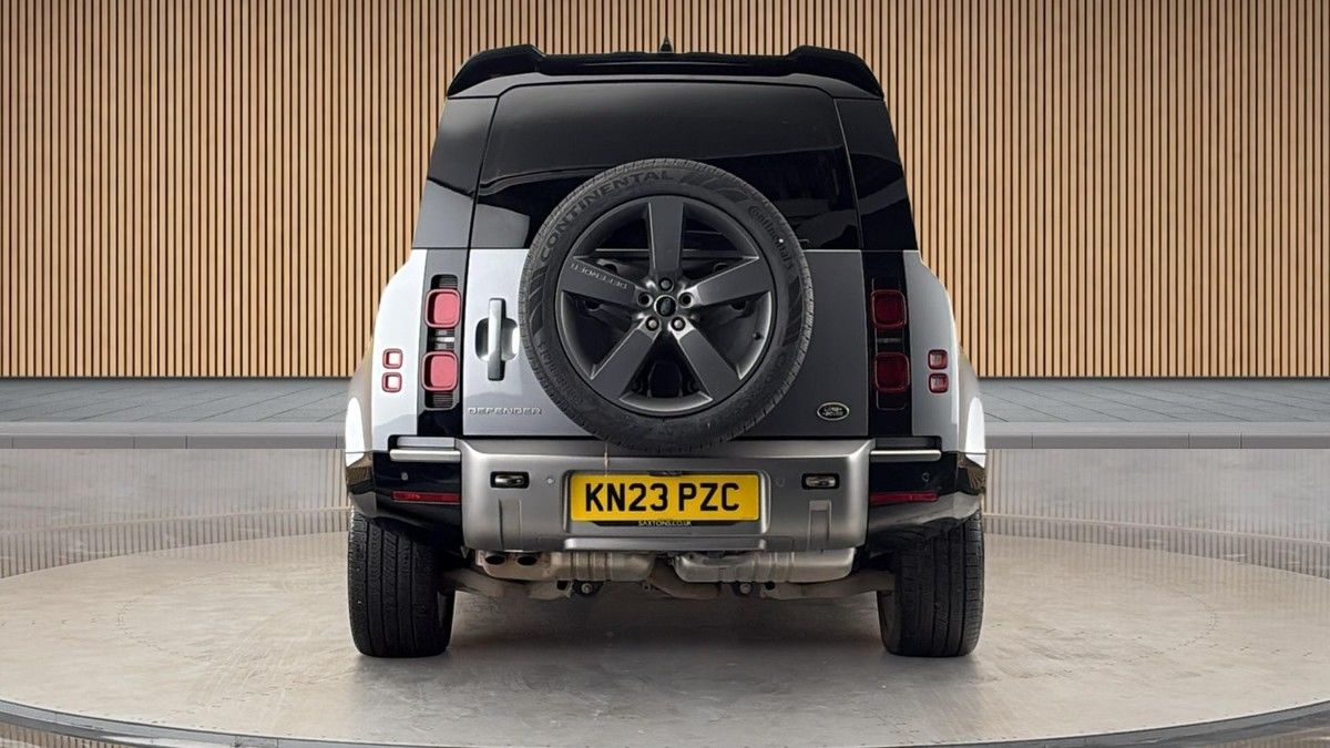 Land Rover Defender 110 Image 4