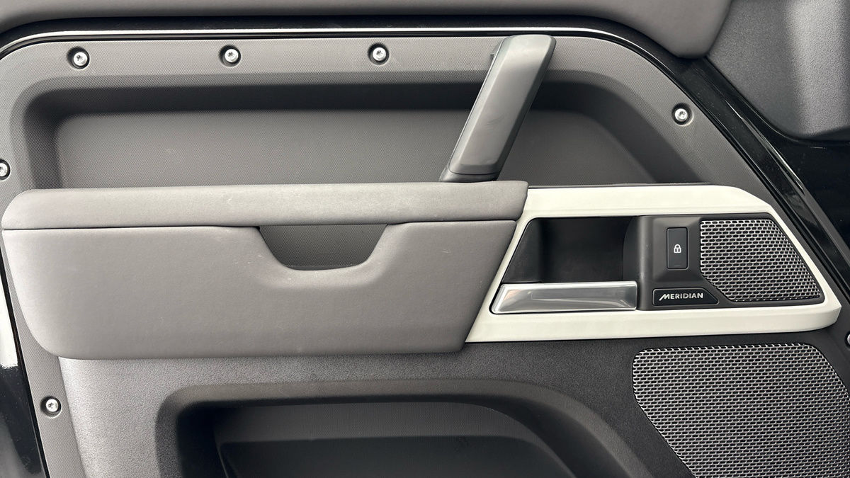 Land Rover Defender 110 Image 19