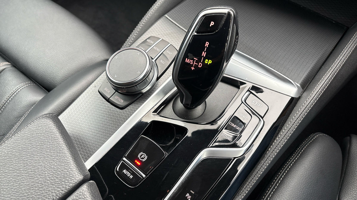 BMW 5 Series Image 6