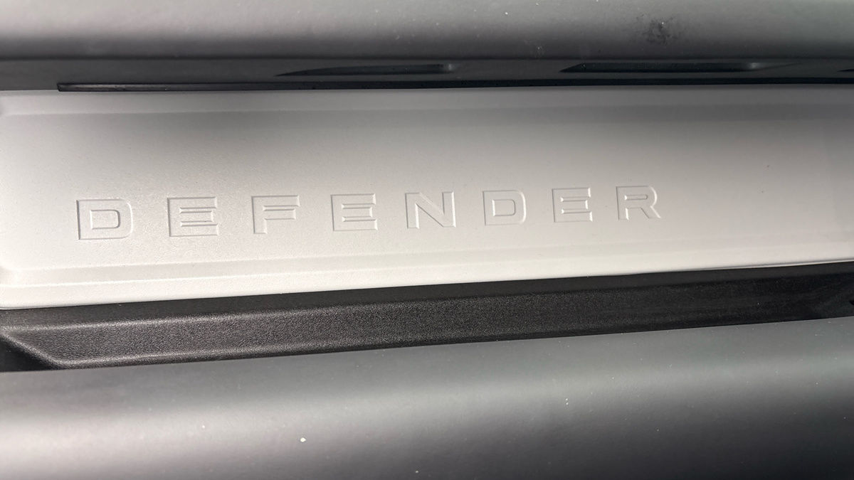 Land Rover Defender 110 Image 9