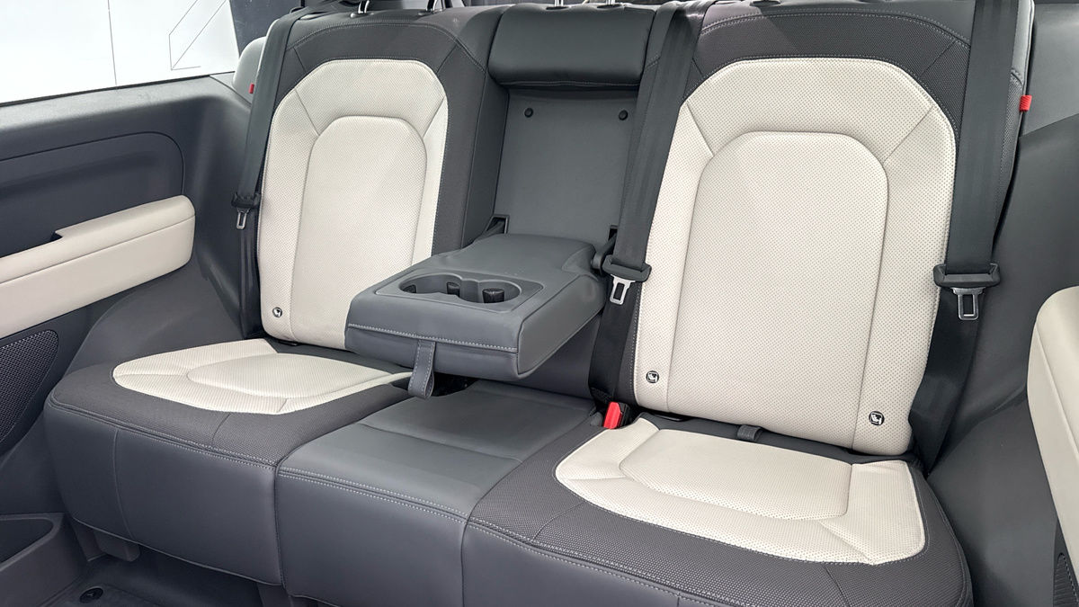 Land Rover Defender 90 Image 9