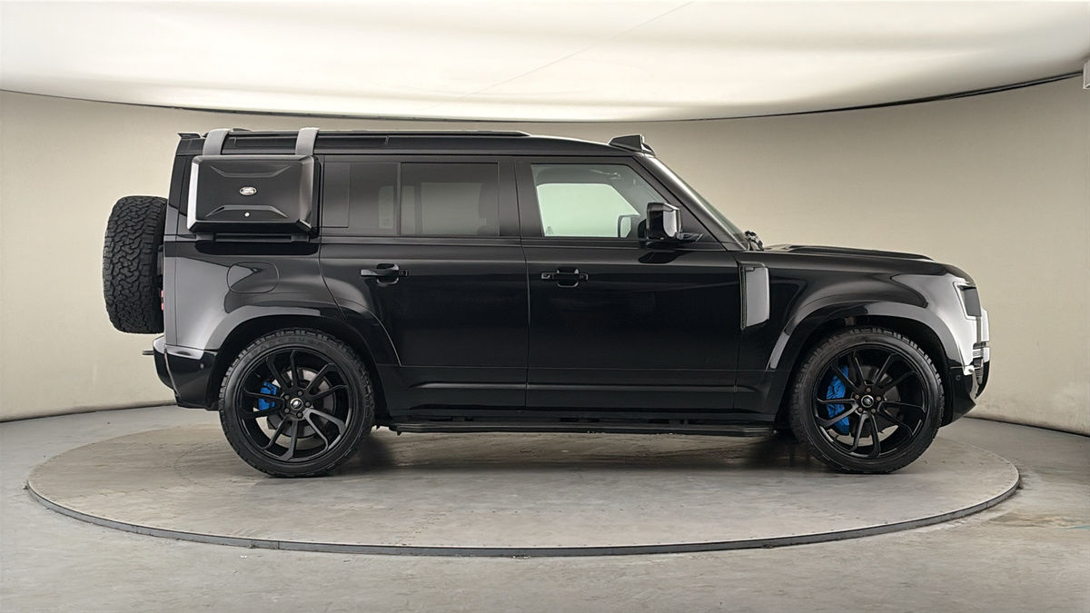 Land Rover Defender 110 Image 16