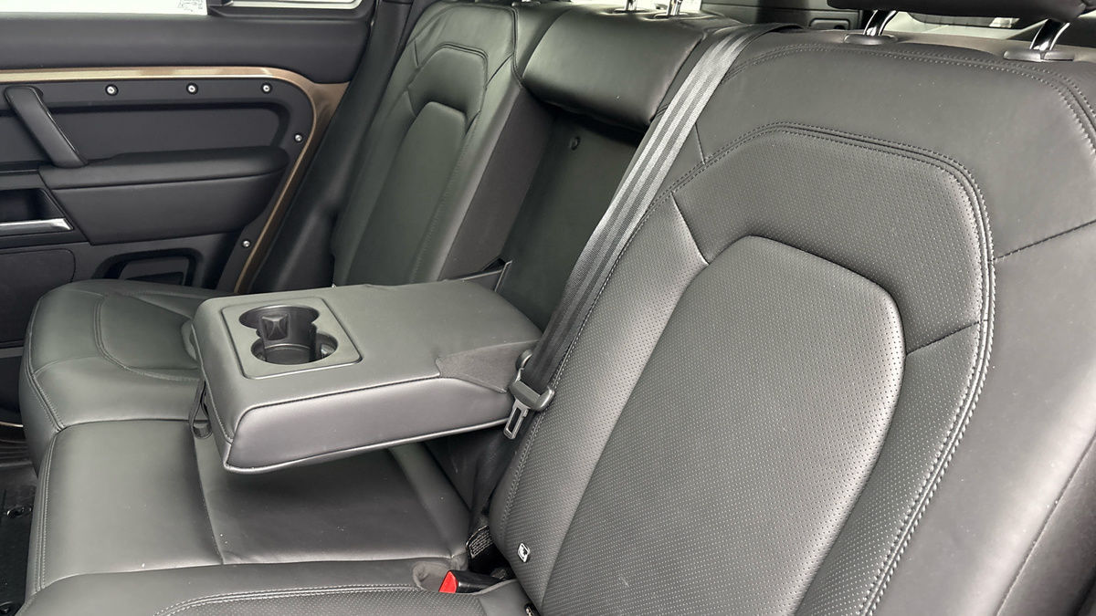 Land Rover Defender 110 Image 9
