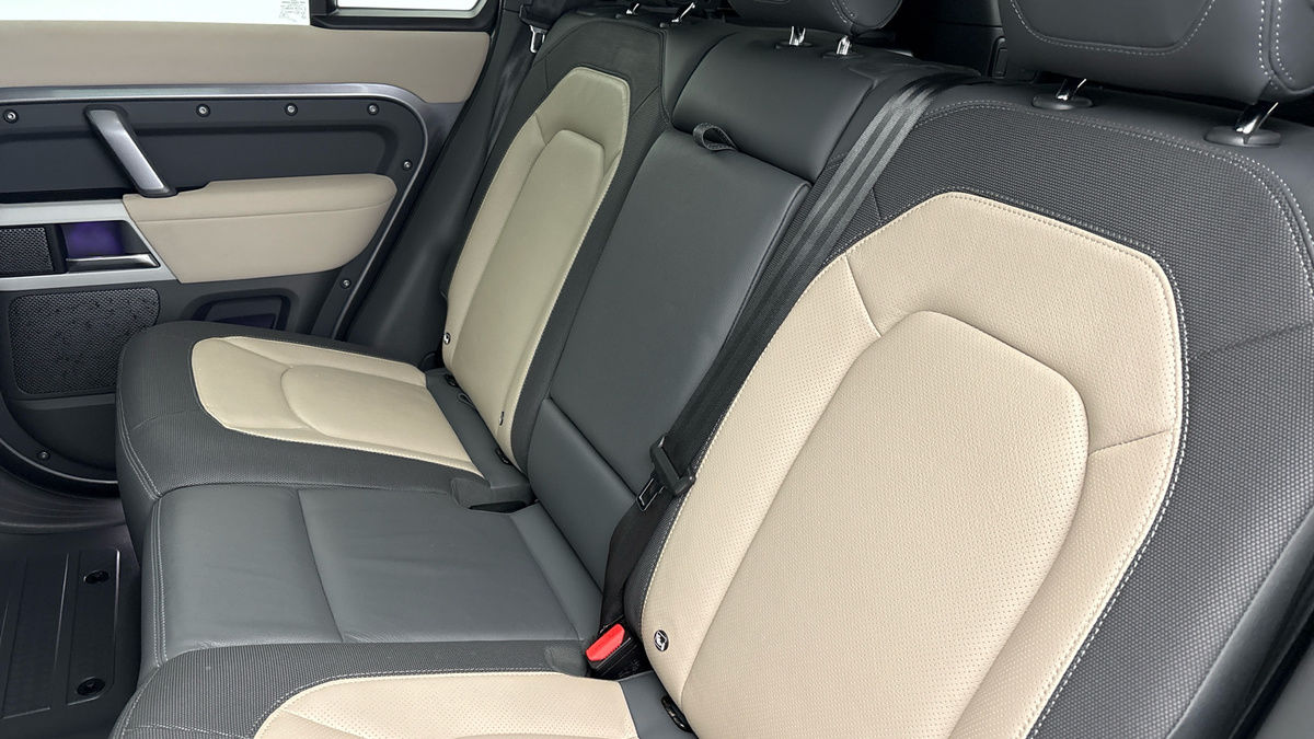 Land Rover Defender 110 Image 8