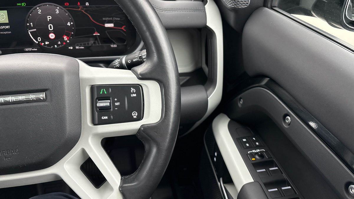 Land Rover Defender 110 Image 14