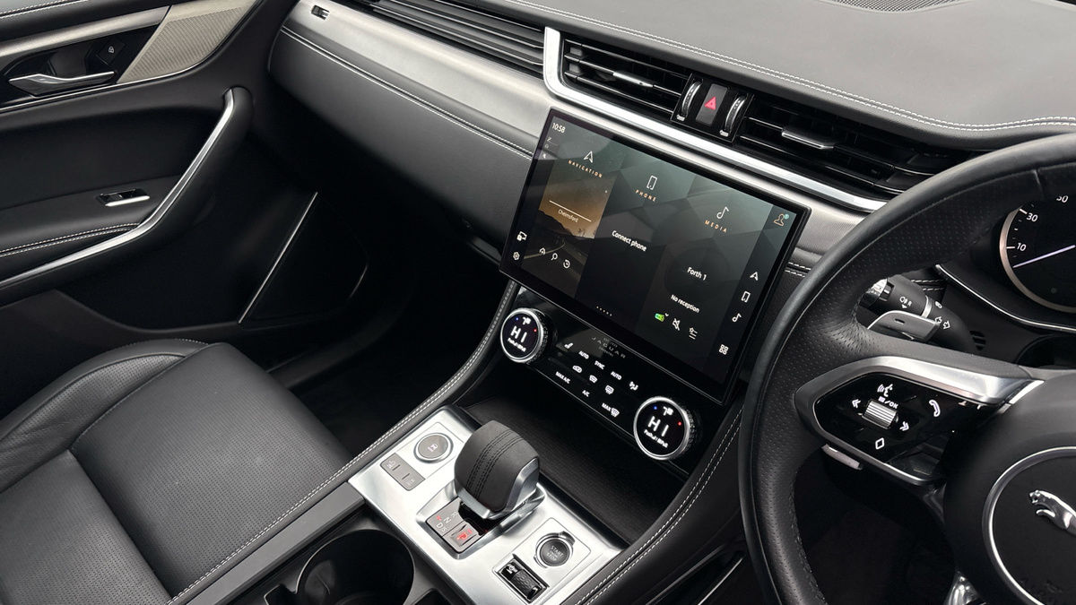 Jaguar F-PACE Image 18