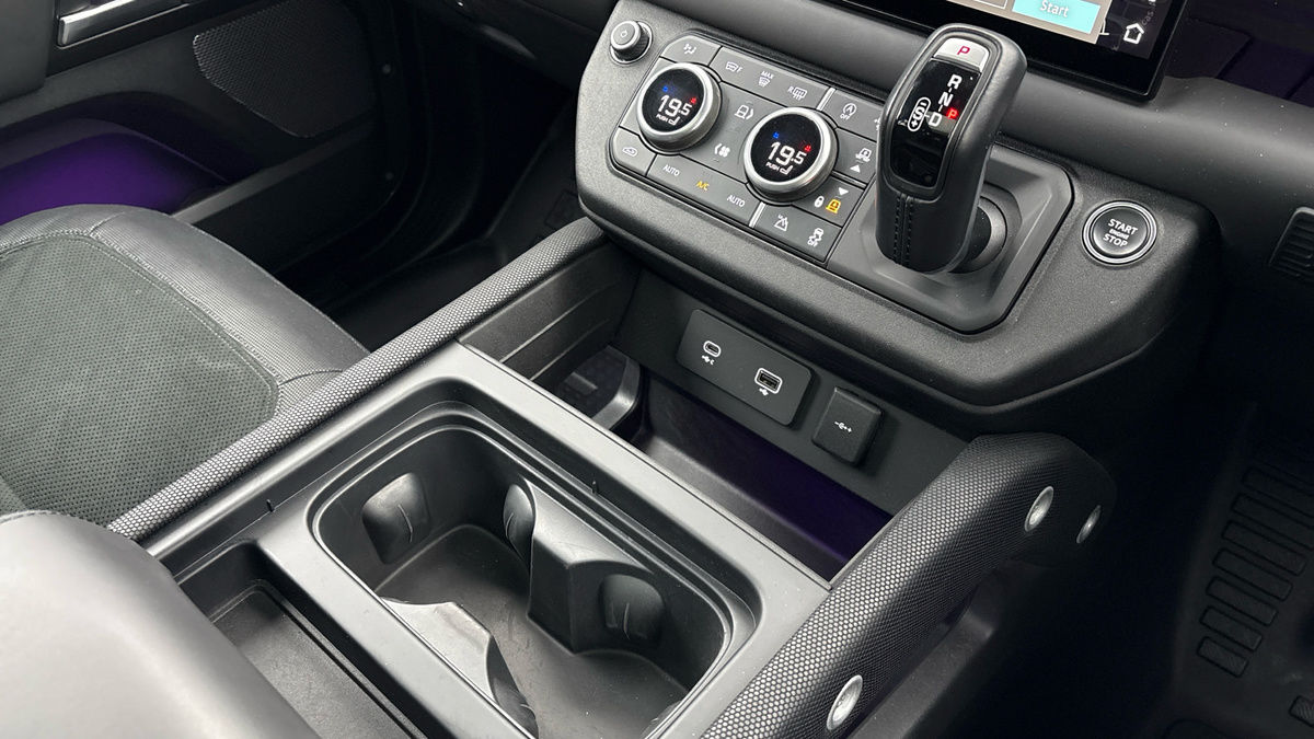 Land Rover Defender 110 Image 18