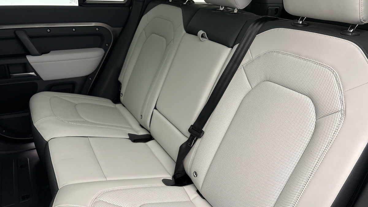 Land Rover Defender 110 Urban Image 21