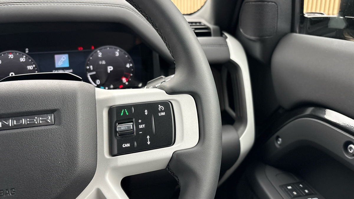 Land Rover Defender 110 Image 14
