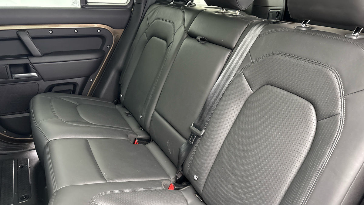 Land Rover Defender 110 Image 8