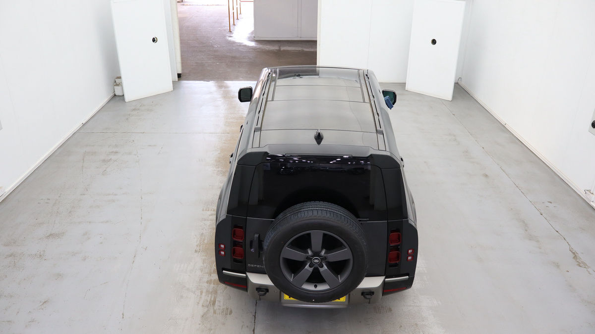 Land Rover Defender 130 Image 8