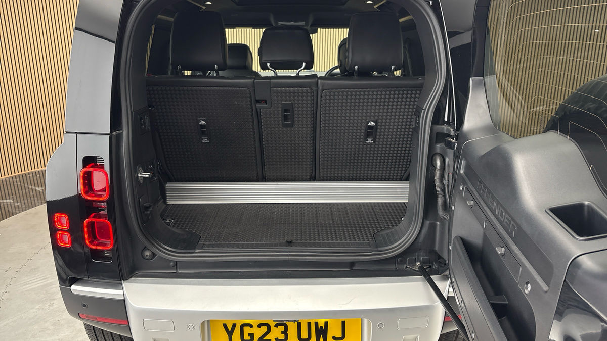 Land Rover Defender 90 Image 11