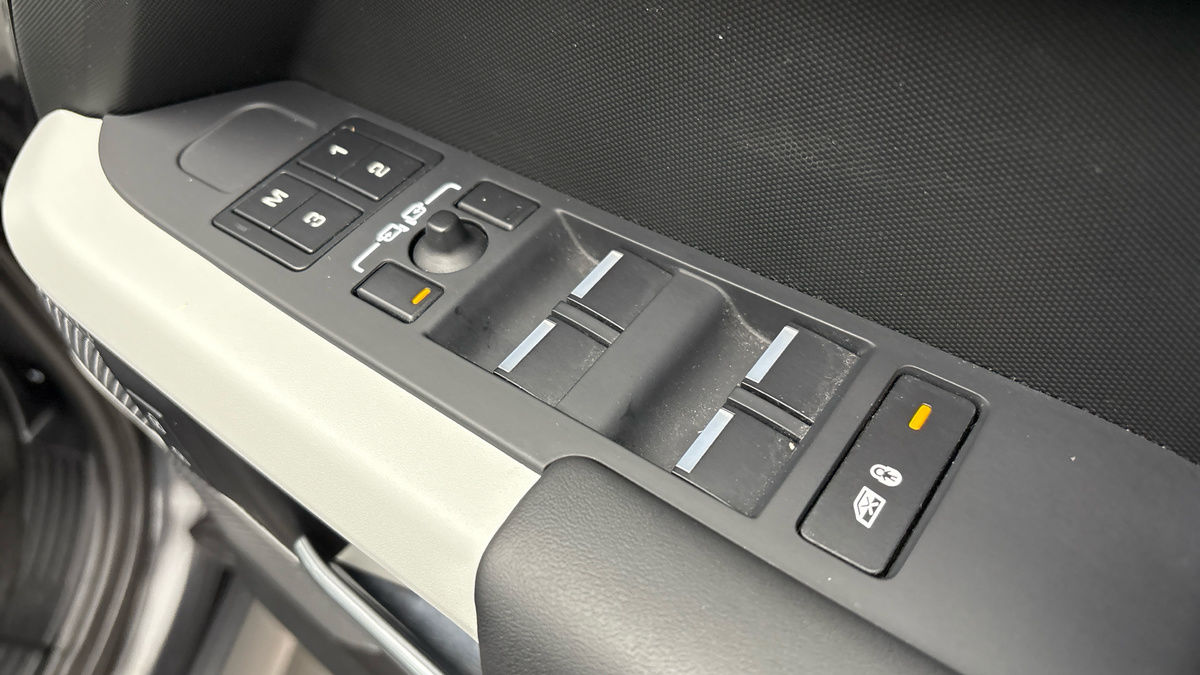 Land Rover Defender 110 Image 28