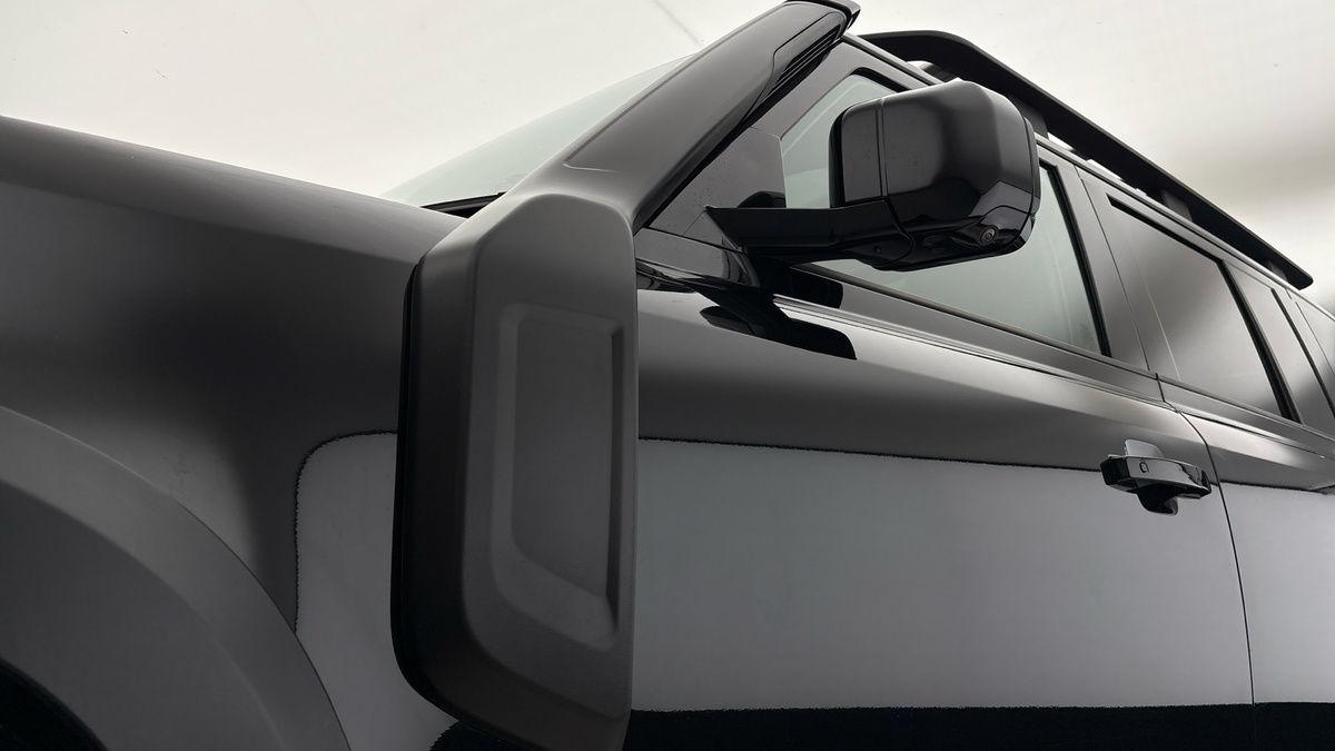 Land Rover Defender 110 Image 26