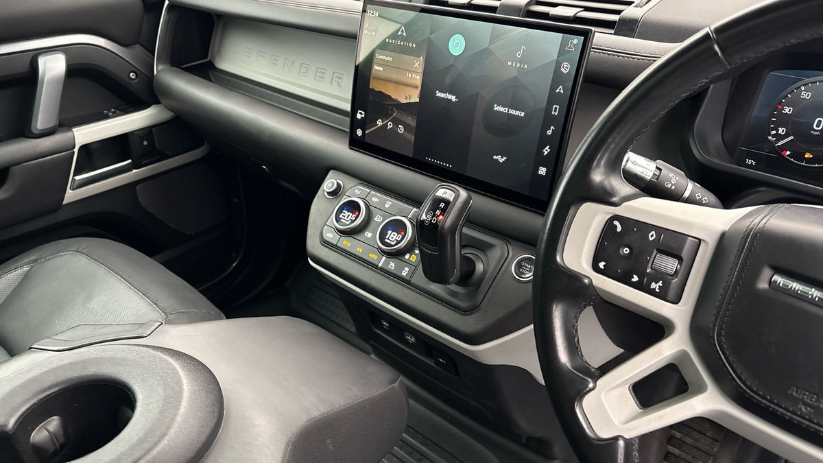 Land Rover Defender 110 Image 18