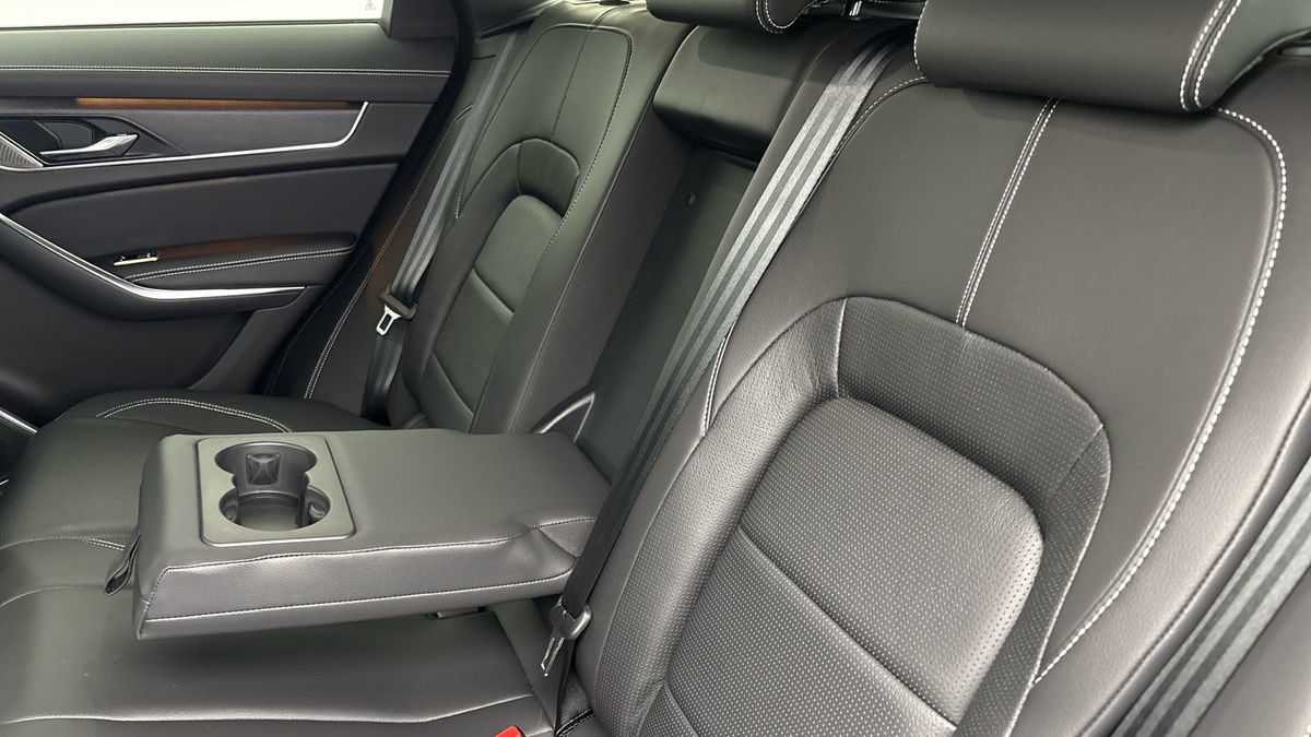 Jaguar F-PACE Image 9