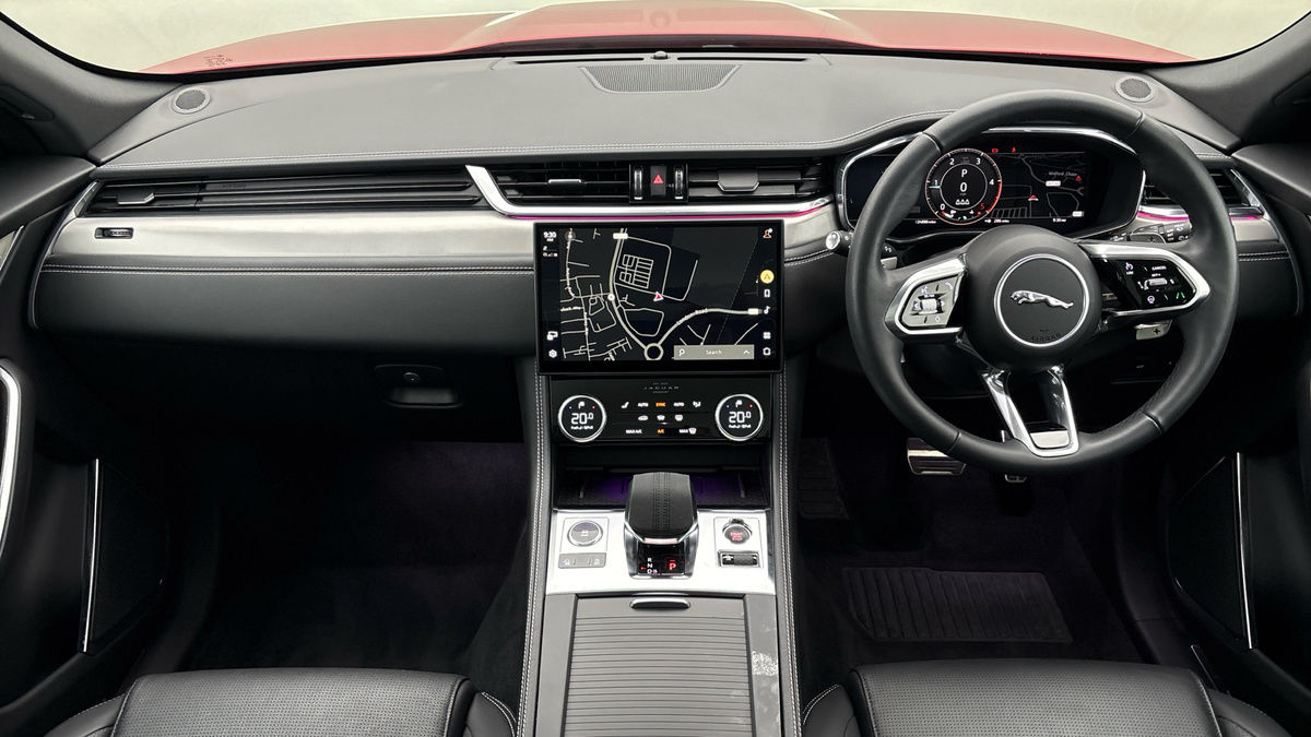 Jaguar F-PACE Image 12