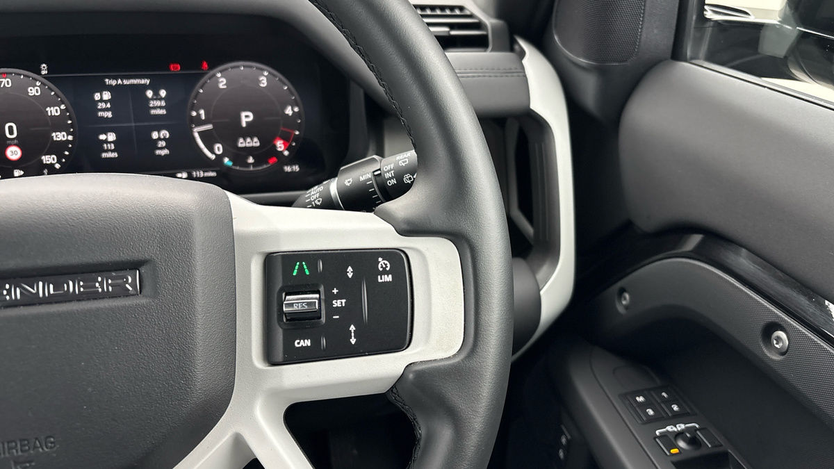 Land Rover Defender 90 Image 14