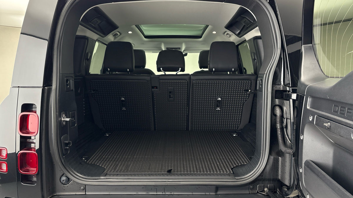 Land Rover Defender 110 Image 11