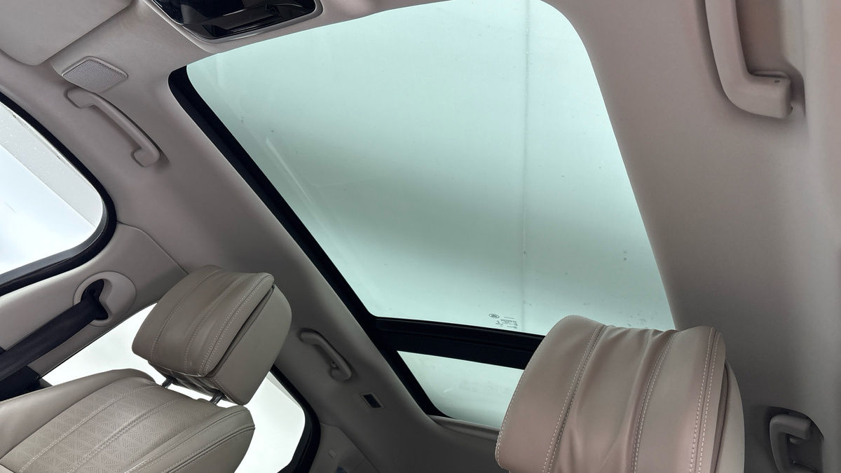 Land Rover Range Rover Velar Image 6