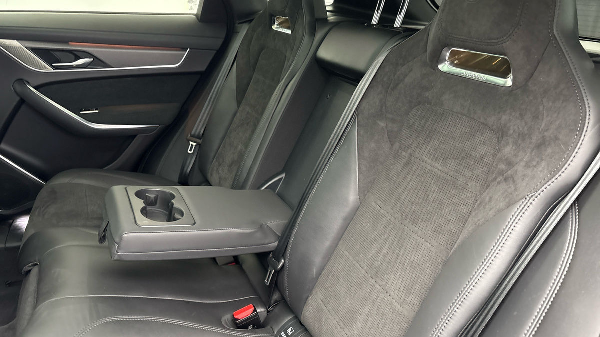 Jaguar F-PACE Image 9