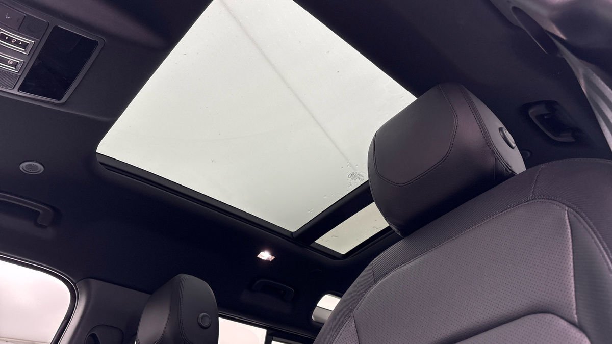 Land Rover Defender 110 Image 6