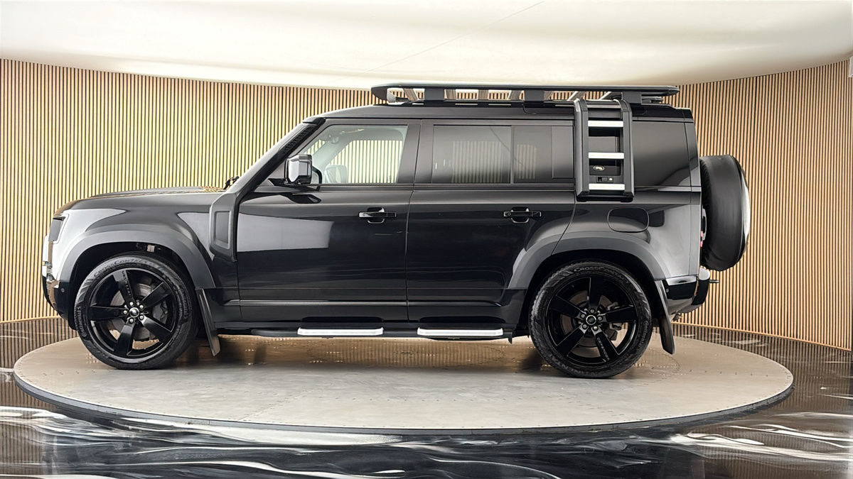 Land Rover Defender 110 Image 15