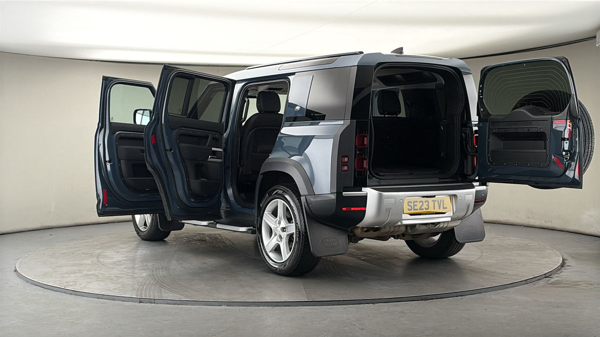 Land Rover Defender 110 Image 23