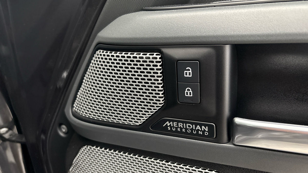 Land Rover Defender 130 Urban Image 25