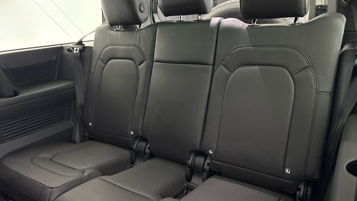 Land Rover Defender 130 Image 32